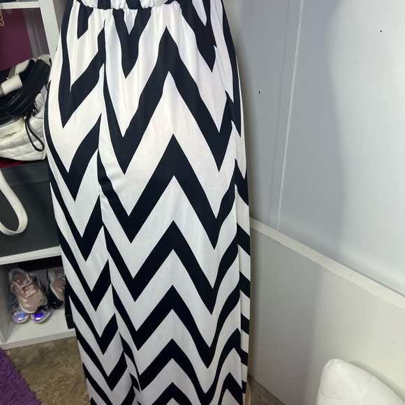 Black and White Chevron Strapless Dress - Picture 4 of 6
